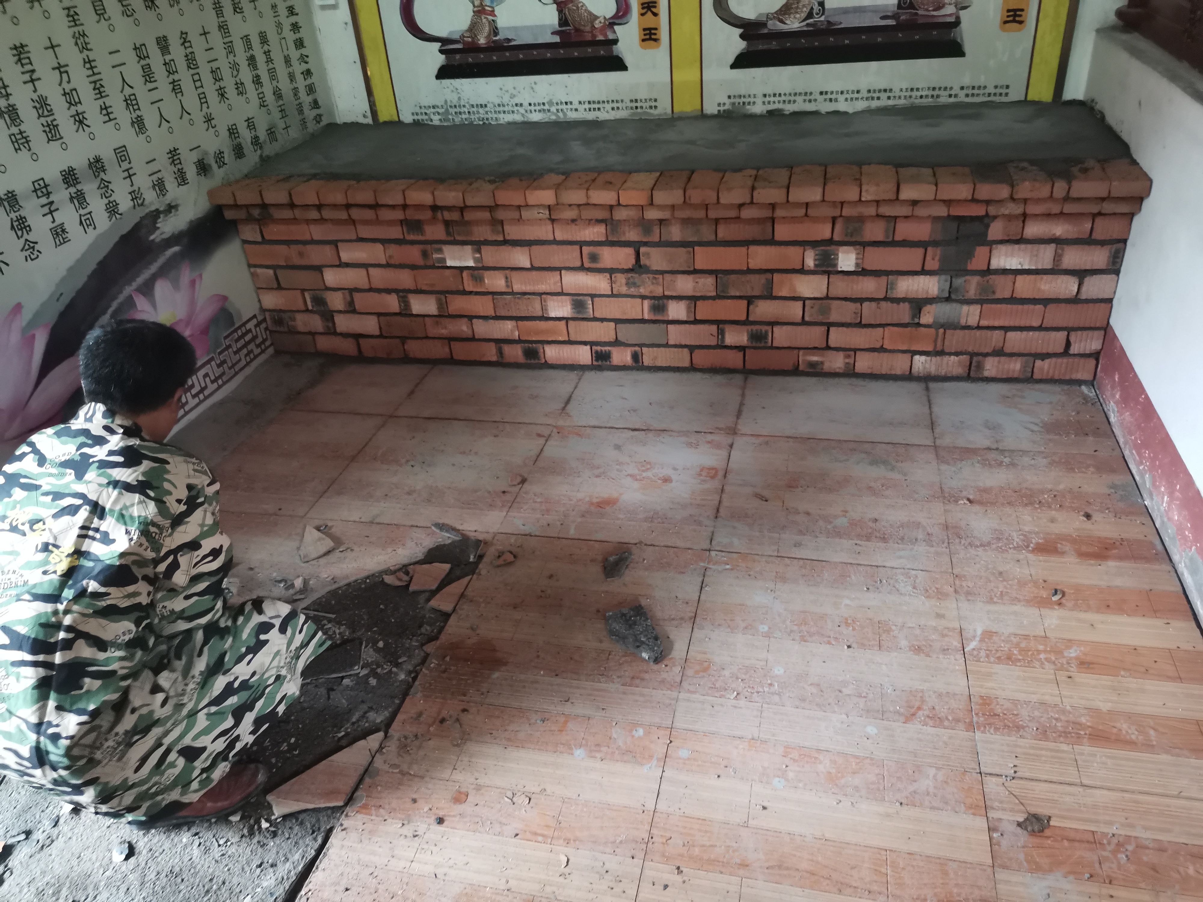 大资本210cc天王殿铺设地砖及牌匾贴金